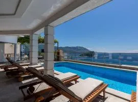 Three-story apartment with a superb view and a private swimming pool