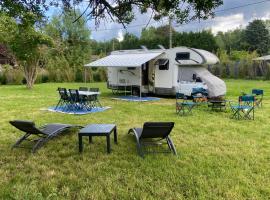 Location Insolite camping car sur terrain privé，位于Le Vaudoué的豪华帐篷