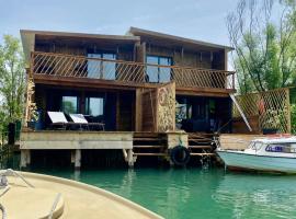 Meris，位于乌尔齐尼的酒店