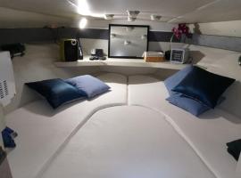 Exclusive boat in Marina de Valencia, ideal for couples，位于瓦伦西亚的船屋