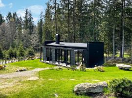 Awesome Home In Fristad With Kitchen，位于Tämta的酒店