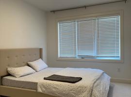 Private, nice and cozy bedroom with shared bathroom，位于伦敦的民宿