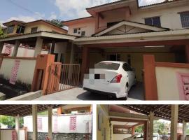 Balinese Villa at Seri Kembangan 12 to 15 pax，位于史里肯邦安的乡村别墅