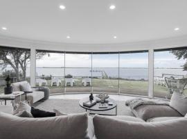 Pelicans Rest - Experience a Waterfront Beach Retreat, Pet Friendly，位于Hindmarsh Island的酒店