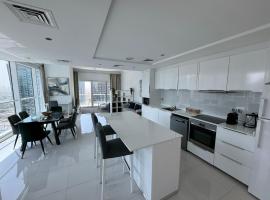 One bedroom apartment with pool & gym near Marina，位于迪拜Jumeirah Lakes Towers Tram Station 2附近的酒店