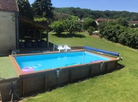 la maison d'en bas avec belle piscine，位于Chailley的酒店