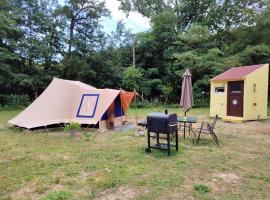 Familytent "Kukucka" with private sanitary facilities - Holidayfarm Natural Slovakia，位于Modrý Kameň的度假短租房