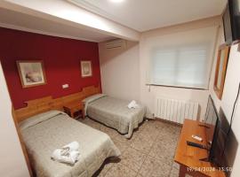 HOTEL GRAN VIA，位于Calera y Chozas的酒店