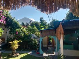 Black Sand hostel Amed，位于艾湄湾的酒店