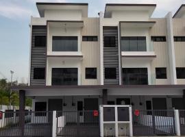 Modern 2-Storey Townhouse, Taman Orkid I Homebrickz，位于雪邦的酒店