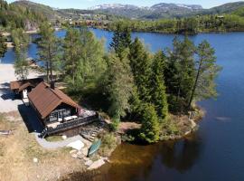 Holiday cottage with sauna close to Kjerag，位于TjørhomTrollekspressen附近的酒店