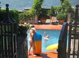 Villa Paradiso,stunning views ac heated pool，位于Coreglia Antelminelli的酒店