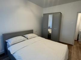 Peony Apartament，位于克拉约瓦的带停车场的酒店