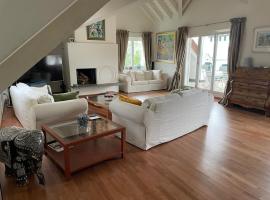 Spacious and stylish Apartment in Zurich，位于苏黎世的高尔夫酒店
