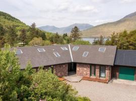 Heather Lodge with Sea and Mountain Views，位于里南的酒店