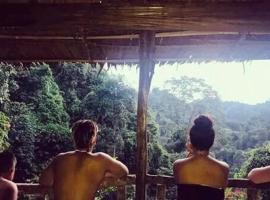LOVELY JUNGLE LODGE & JUNGLE TREKING only book with us，位于武吉拉旺的木屋