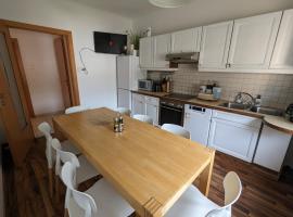 Perfect for Long Stays - 3BR Apt Across from Wels Convention Centre，位于韦尔斯的酒店