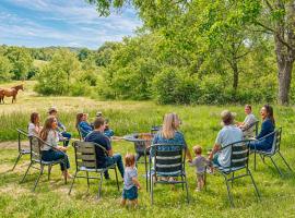 Gorgeous 5 Acre Estate Near Nashville! - F2，位于富兰克林的酒店