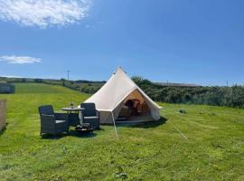 Ocean View Glamping，位于博斯卡斯尔的豪华帐篷