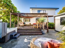 Coastal Serenade - Te Awanga Holiday Home，位于Te Awanga的酒店