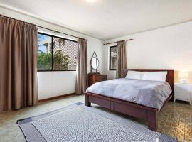 PET FRIENDLY & Super Central Retro Beach Pad!，位于黄金海岸的酒店
