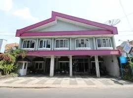 Familie Ayu Hotel