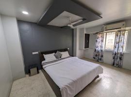 Swanky Sojourns Home Stay with AC bedroom，位于戈尔哈布尔的酒店