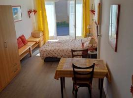 Studio meublé，位于Antigny-la-Ville的酒店