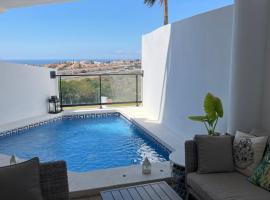 Hollywood POOL luxury，位于米哈斯的酒店