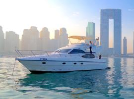 Kings and Queens Luxury Yachts，位于迪拜的酒店