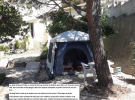 Deux tentes confortables dans un joli jardin idéalement situé，位于塞特港的豪华帐篷营地