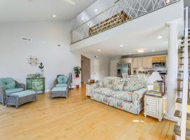 New Bern Home with Water View about 6 Mi to Downtown!，位于新伯尔尼的酒店