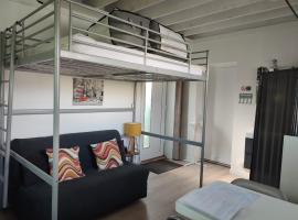 Studio meublé 1 pièce entièrement équipé sans cloisons séparatives，位于Chavagnes-en-Paillers的酒店