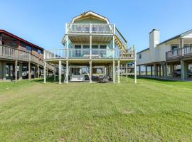 Ocean Access and BBQ Pit Surfside Beach Family Home，位于瑟夫赛德海滩的酒店