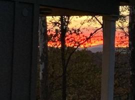 A beautiful sunset cottage，位于亨德森维尔的酒店