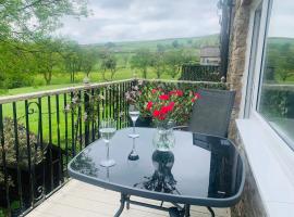 Tilly Cottage - overlooking Pendle Hill，位于Barrowford的酒店