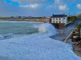 Top Floor Retreat Portmor- Sea, Beach & Balcony