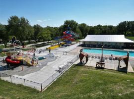 Jellystone Park at Pine Lakes，位于Pittsfield的酒店