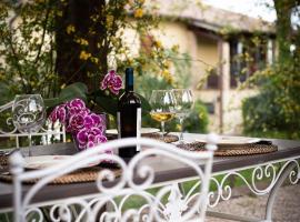 Ca' le cerque, villa surrounded by the Marche nature，位于福松布罗内的酒店