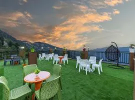 The Mystic Mountain I Guaranteed Best Price I Couple Friendly I Open Air Terrace I Wooden Rooms With Pvt Balconies I Kufri by Exotic Stays