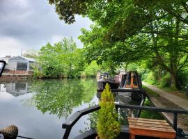 Lovely Canal Boat in London Centre for Family & Friends，位于伦敦的船屋