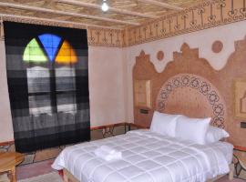 HOTEL KASBAH Dades MGOUN，位于Aït Ba Mmad的带停车场的酒店