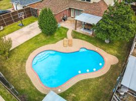 6BR 3,5BA Home Pool, Hot Tub, Game Room -16 Guests，位于Sachse的酒店