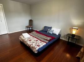 Beautiful Private Room- Full Amenities- Near Restaurants Shopping & Transit B3!，位于布兰普顿的民宿