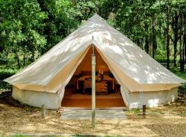 Luxury Bell Tent at Camping La Fortinerie，位于Mouliherne的酒店