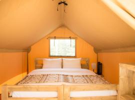 Roaring River Luxury Adventure Tent #16，位于Cassville的酒店