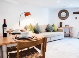 COMFY CENTRAL APARTMENT - Free Parking, WIFI, Kitchen, Smart TV, October Disc