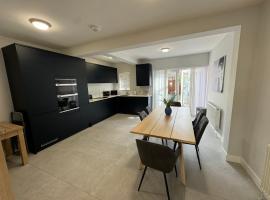 Charming 4 Bed House, 20 Minutes to Central London，位于埃奇韦尔的酒店