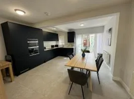 Charming 4 Bed House, 20 Minutes to Central London