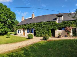 Traditional Longère Farmhouse at La Fortinerie，位于Mouliherne的酒店